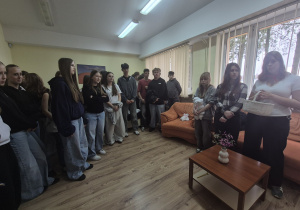 uczniowie w pracowni hotelarskiej