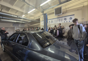 uczniowie w centrum praktycznej nauki zawodu