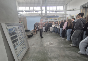 uczniowie w pracowni budowlanej