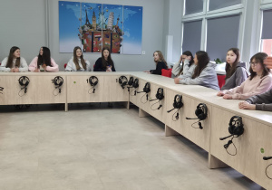 uczniowie w pracowni językowej