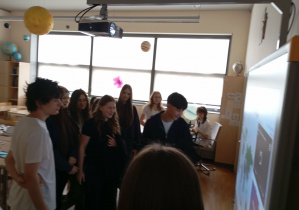 Uczniowie w pracowni geograficznej