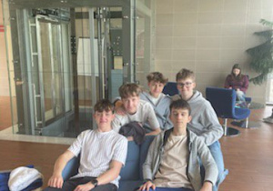 Uczniowie poznają atmosferę szkoły