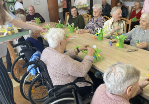 Wykonywanie wiosennych koszyczków.