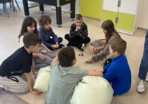 Wspólna zabawa podczas zajęć świetlicowych.