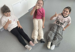 uczennice prezentują swoje skarpetki nie do pary