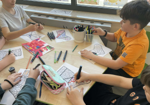 uczniowie kolorują papierowe skarpetki