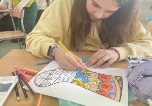 uczennica podczas kolorowania skarpetki