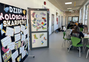szkolny korytarz podczas świętowania Dnia Kolorowej Skarpetki