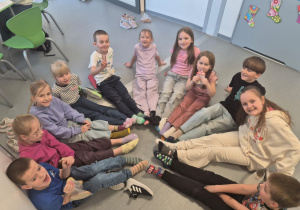 uczniowie z radością prezentują swoje skarpetki nie do pary