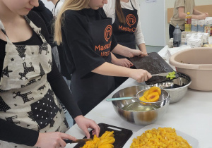 uczennice kroją owoce