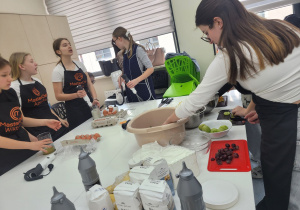 uczniowie podczas pracy