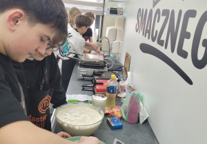 chłopcy mieszają ciasto