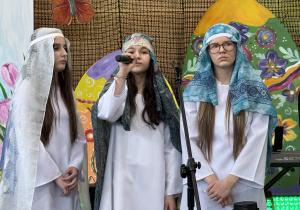 Uczennice śpiewają podczas przedstawienia