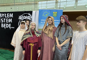 Uczniowie przed występem artystycznym