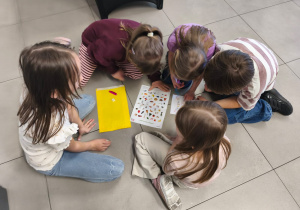 Uczennice rozwiązują zadanie