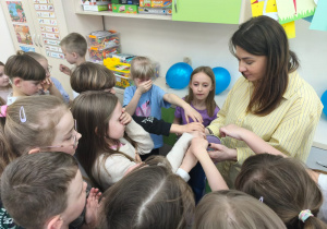 Uczniowie losują grupy