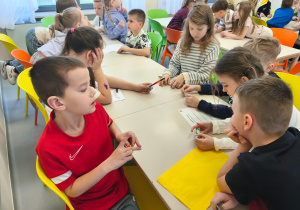 Dzieci przy zagadce nr 3