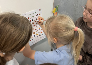 Dziewczynki rozwiązują zagadkę