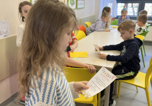 Uczennica czyta zadanie od zajączka