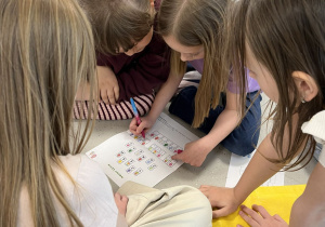 Dzieci rozwiązują szyfr