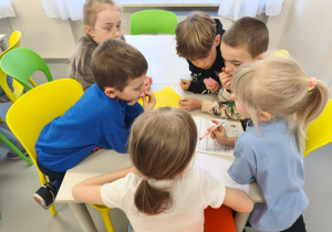 Grupa różowych rozwiązuje zagadkę od zajączka