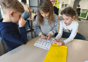 Dzieci liczą pisanki