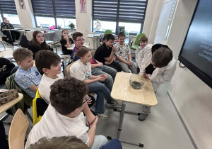 uczeń opowiada uczniom klasy 6a o krewetkach Red Cherry