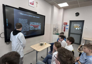 uczeń opowiada uczniom 6b o warunkach życia krewetek