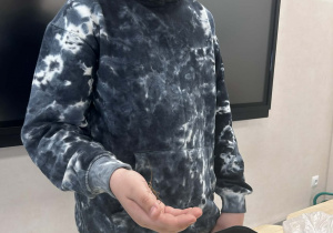 uczeń prezentuje swoją hodowlę patyczaków