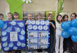 Uczniowie podczas zajęć świetlicowych prezentują plakat o oszczędzaniu wody.