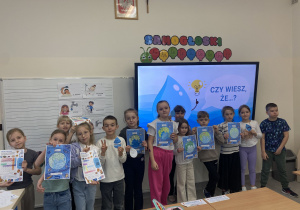 Pierwszoklasiści pokazują efekty swojej pracy z akcją PAH