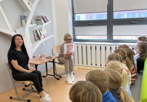 Pani doktor prezentuje przyniesione akcesoria stomatologiczne