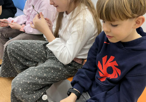 Uczniowie oglądają podstawowe narzędzia stomatologiczne