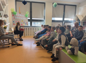 Wizyta „Promyczków” z PPS w Łękińsku w szkolnej bibliotece