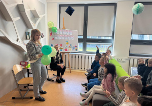 Dzieci odgadują zagadki ukryte w balonach