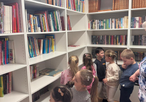 Pięciolatki zapoznają się z księgozbiorem bibliotecznym