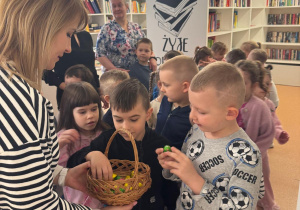 Słodki poczęstunek na zakończenie wizyty w bibliotece