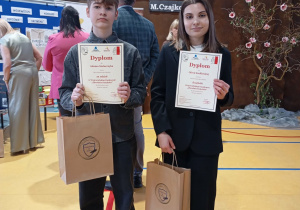 Oliwia i Adam podczas gali rozdania nagród w I Wojewódzkim Konkursie „Zbrodnia Katyńska