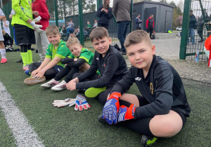 Chłopcy siedzący na boisku