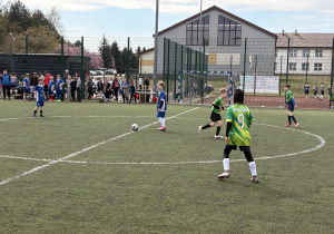 Chłopcy grający w piłkę nożną