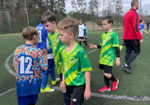 Chłopcy dziękujący sobie po meczu