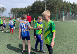 Chłopcy dziękujący sobie po meczu