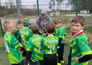 Chłopcy przygotowujący się do gry