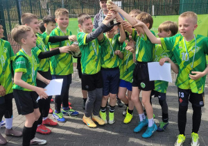 Chłopcy cieszący się ze zdobycia pucharu