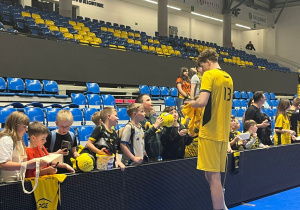 Uczniowie zbierający autografy