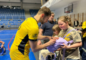 Uczennica otrzymuje autograf od zawodnika Skry