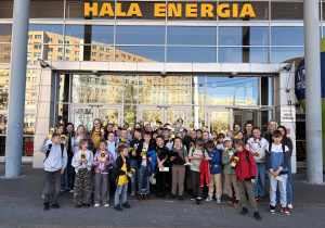 Wszyscy uczestnicy wyjazdu przed halą Energia