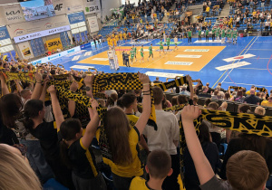 Uczniowie kibicują wznosząc szaliki klubowe