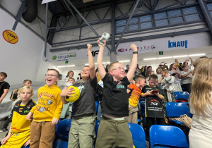 Uczniowie cieszący się z wygranej Skry