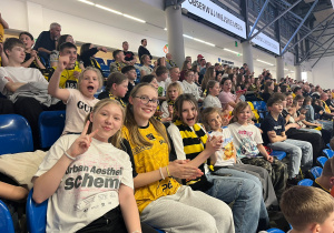 Uczniowie kibicują w Hali Energia